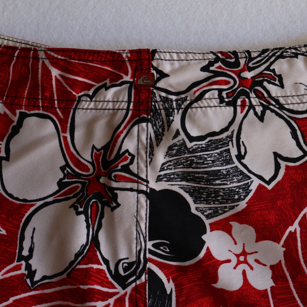 Vintage Quiksilver Mens Red Hibiscus Floral Board Shorts Swim Trunks Size 33 Y2K - Picture 4 of 10